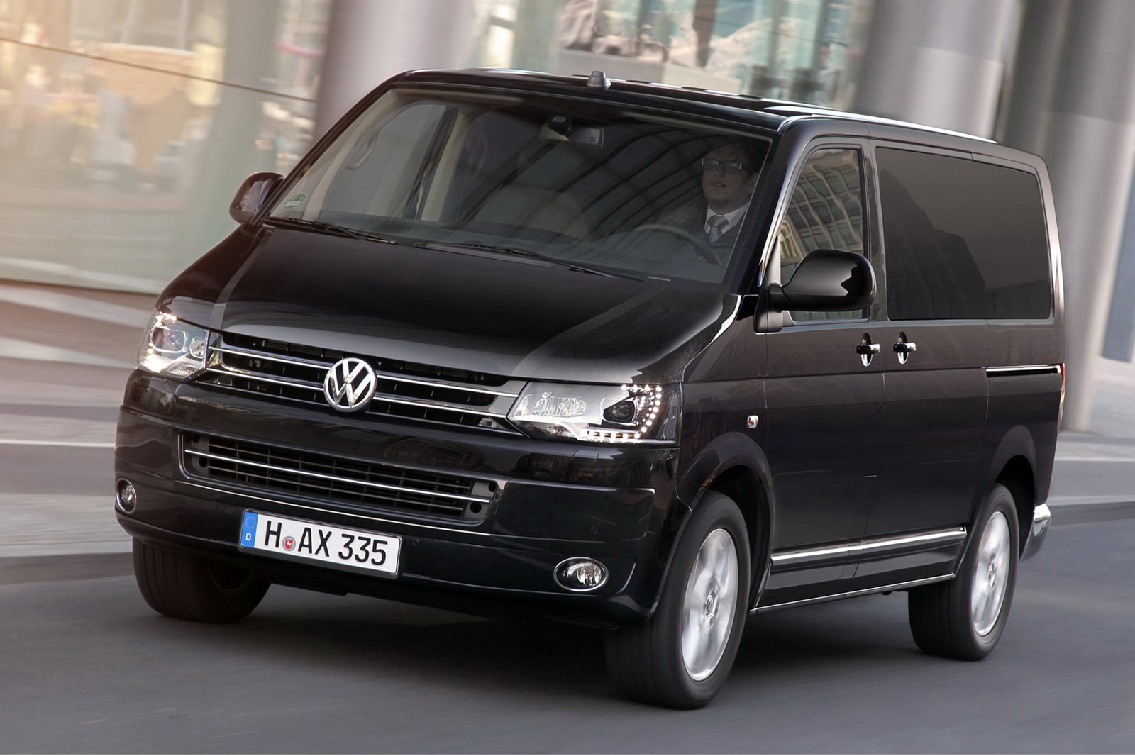 2012-Volkswagen-Caravelle-Business-1