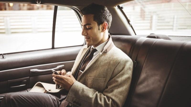 Taxi_businessman_smartphone_app_thumb800
